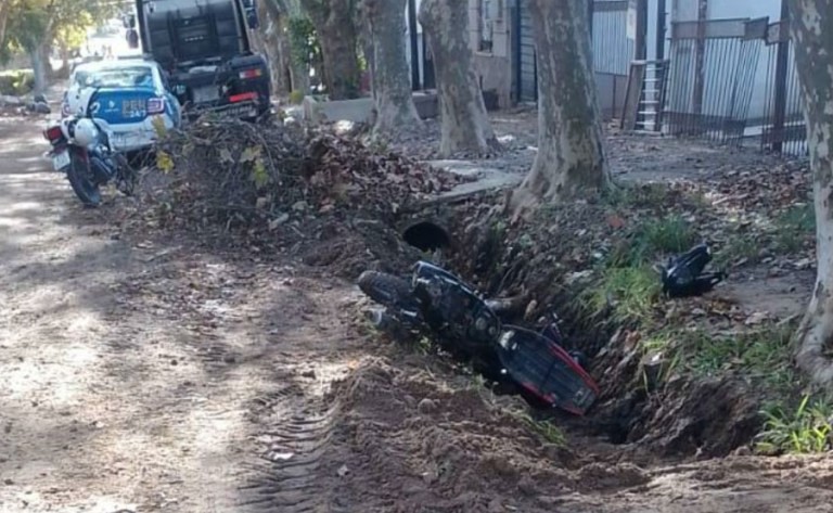 colon-moto.jpg Motociclista intentó esquivar un perro y cayó en una cuneta: por el impacto sufrió fracturas