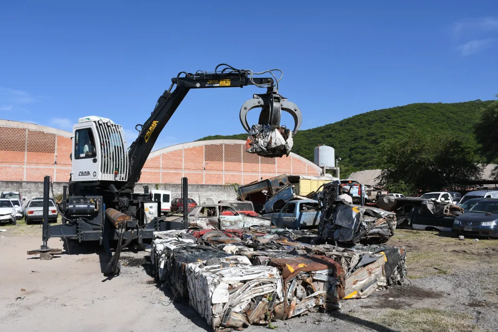 compactacion-vehiculos6-1024x683.webp Salta: Se compactaron alrededor de 50 vehículos abandonados