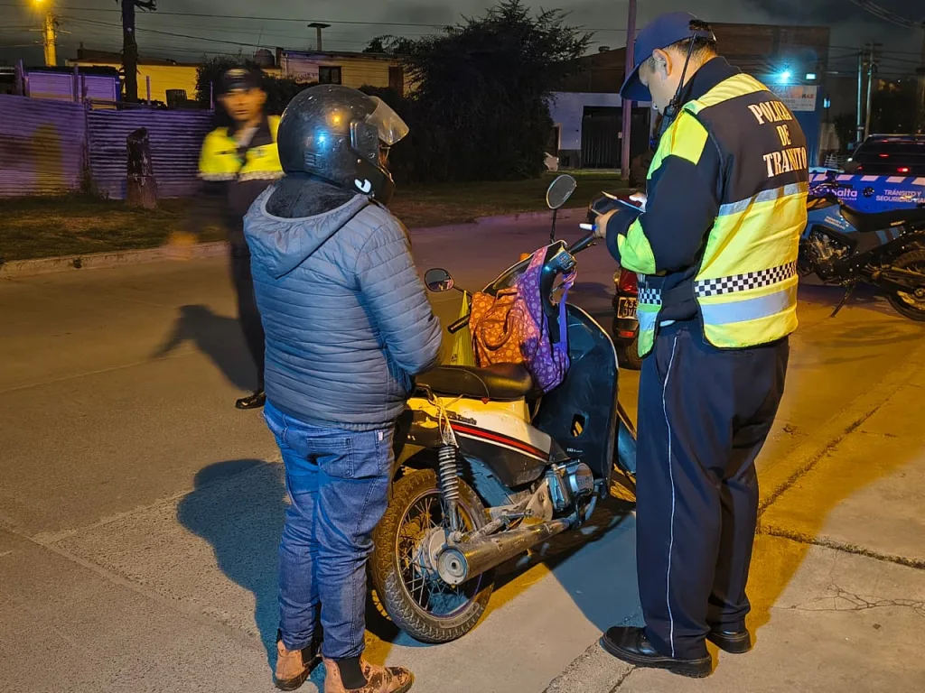 controles-transito-9-1024x768.webp Más controles en Salta: secuestraron alrededor de 25 motos en un operativo