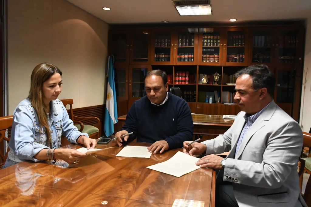 convenio2-1024x682.webp La Municipalidad de Salta continúa impulsando acciones para promover la economía circular