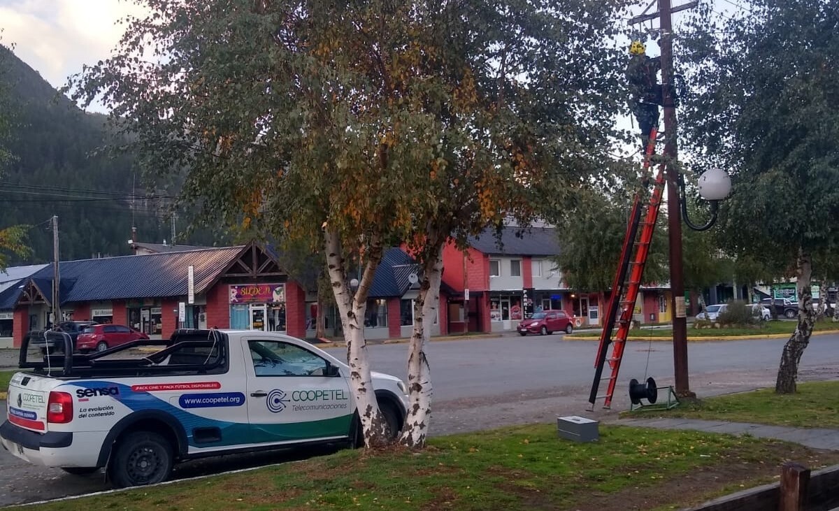 Coopetel en Lago Puelo: Oficina móvil en la Biblioteca Popular