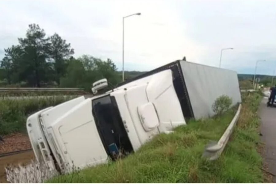 ctes.jpg Camionero de Corrientes volcó en Autovía 14 al esquivar un auto para no chocarlo