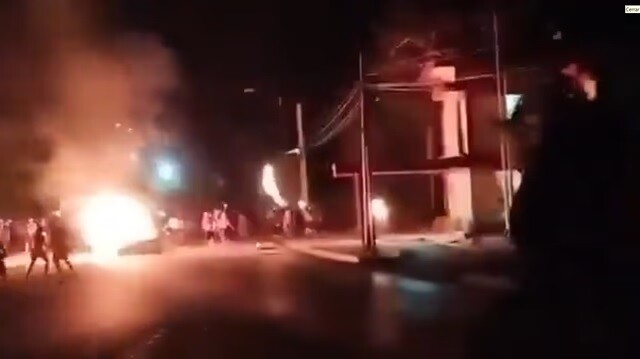 d.jpg Crisis en Cuba: manifestantes quemaron una sede del Partido Comunista tras ocho días de apagón