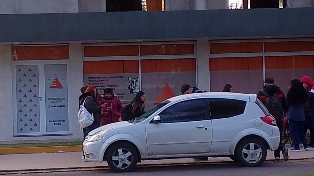 “NO tiene habilitación en Santa Fe, NI en Chaco”, el Instituto superior del Nordeste. “Una estafa a la ilusión de cientos de jóvenes”.