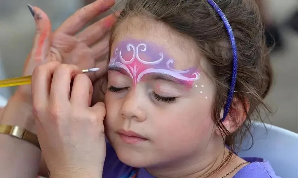 d.jpg ANMAT prohibió maquillajes y perfumes infantiles por riesgos para la salud.