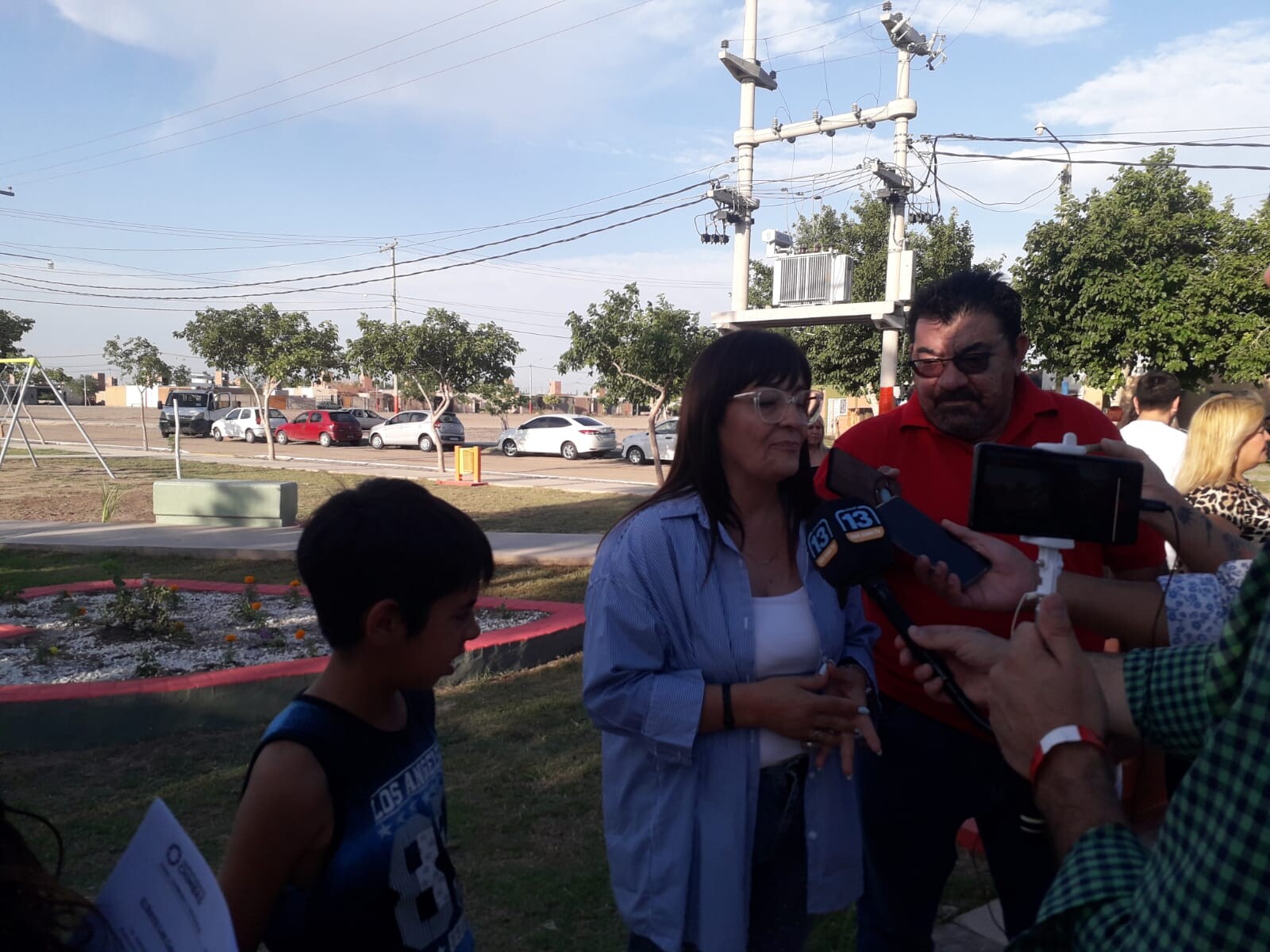 La intendenta Municipal de la Ciudad de Chimbas, Daniela Rodríguez, junto a vecinos del Barrio Las Calandrias, dejaron inaugurada la nueva plaza del lugar.