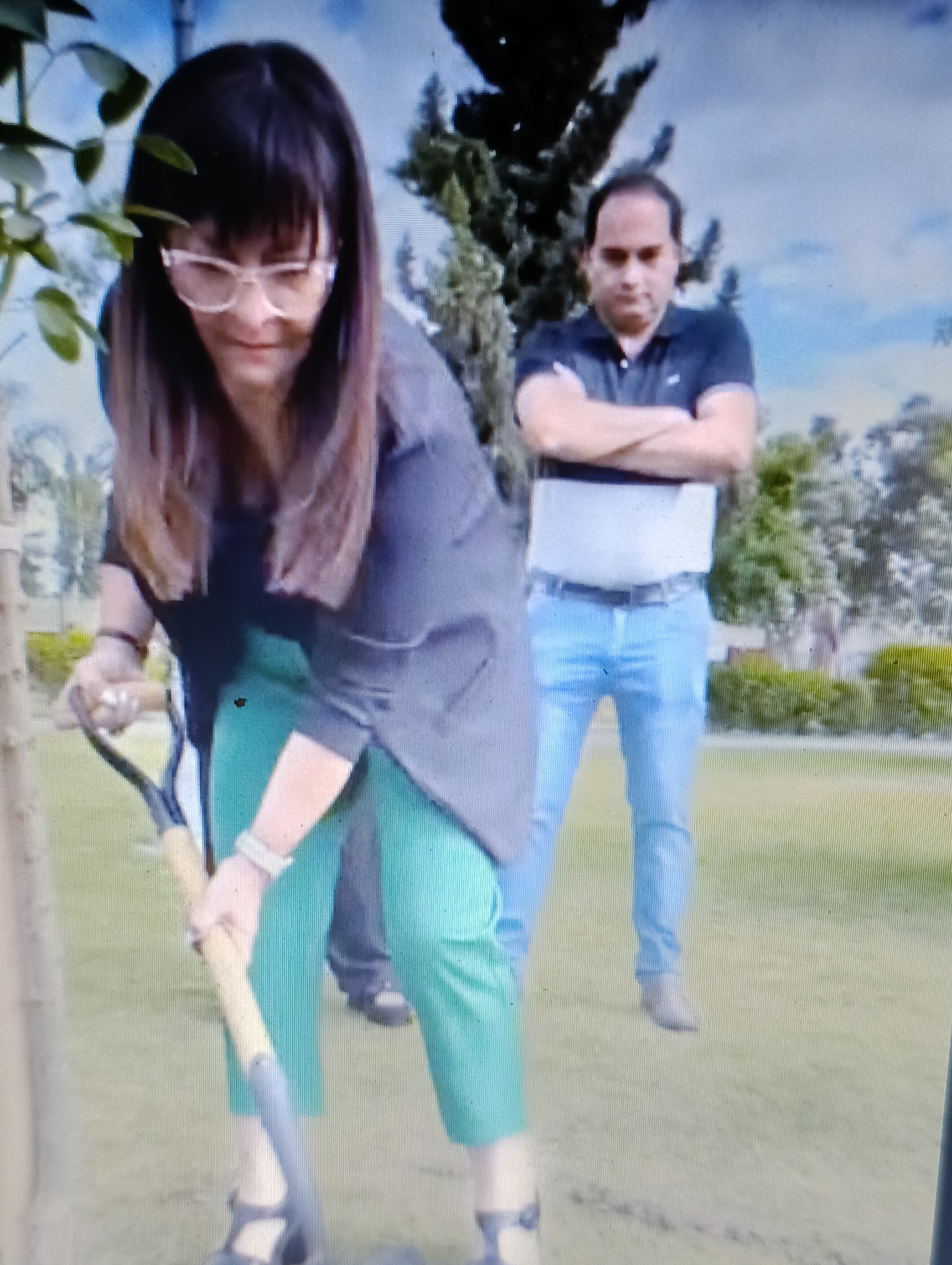 En conmemoración por el Dia de la Flor Nacional, la intendenta del departamento de Chimbas,Daniela Rodríguez hizo la plantación de un árbol en la plaza departamental.