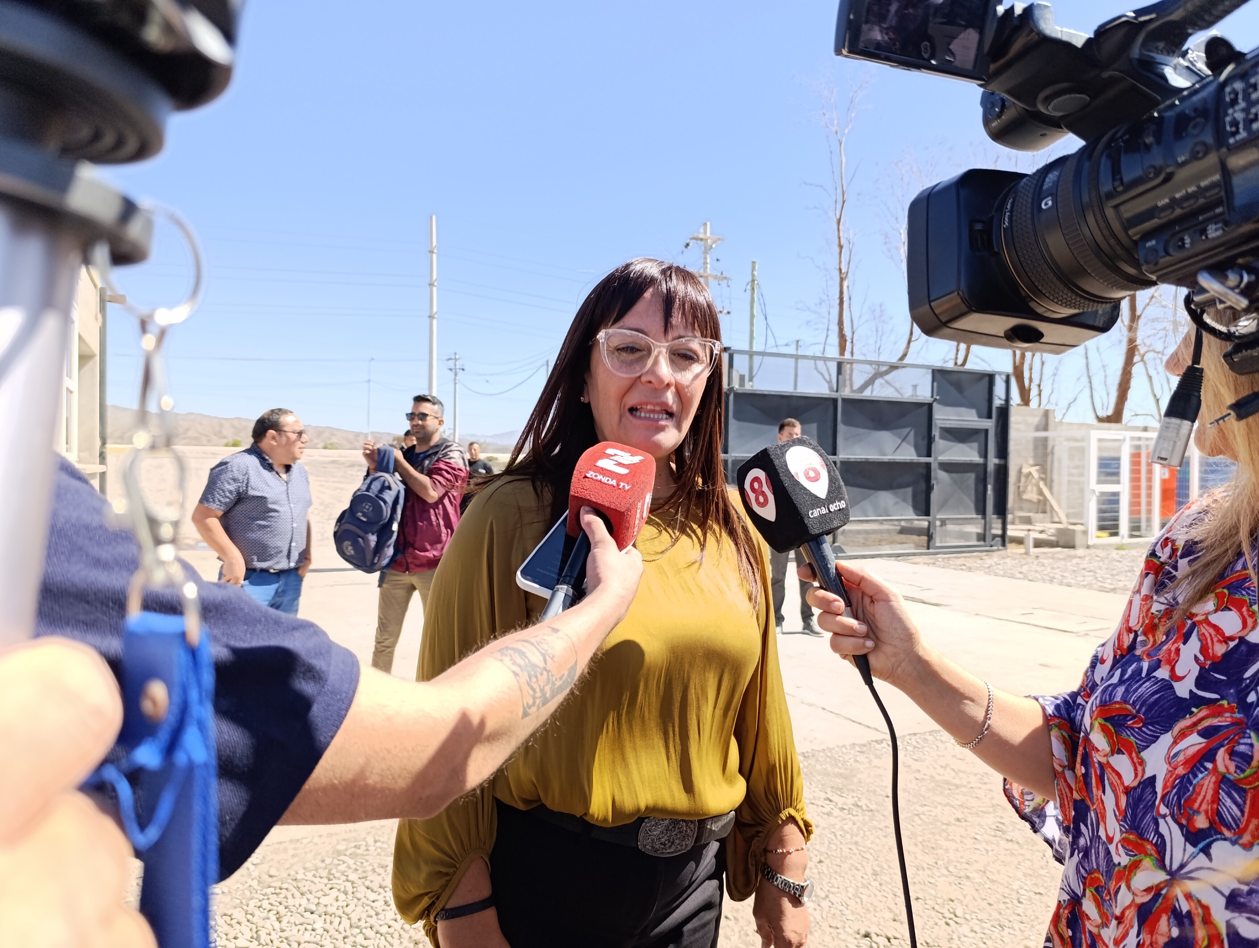 La intendenta de Chimbas, Daniela Rodríguez, durante el acto de radicación y puesta en funcionamiento de una nueva empresa en su departamento,destacó el compromiso de su gestión en la promoción del desarrollo y la atracción de inversiones privadas que beneficien al departamento y generen empleo local.