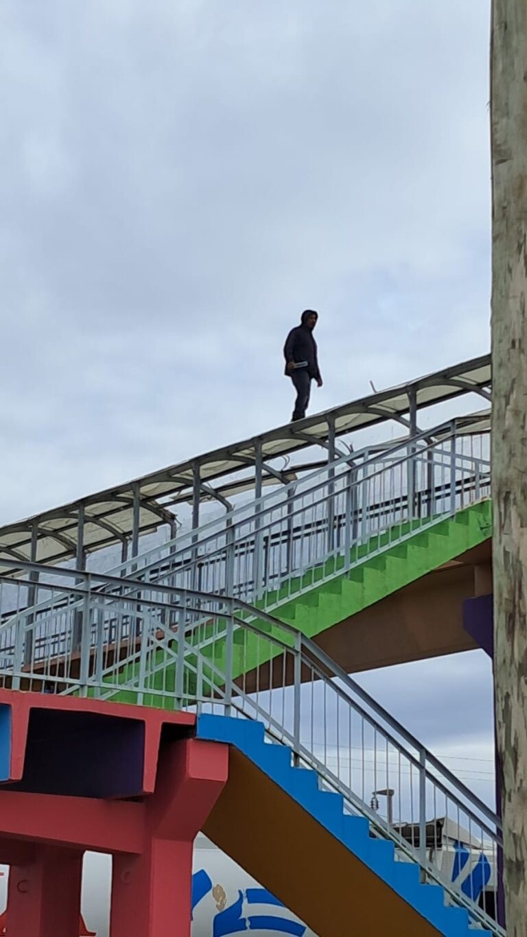 Drama y final con alivio: tras más de tres horas lograron persuadir a un hombre en un puente de Comodoro