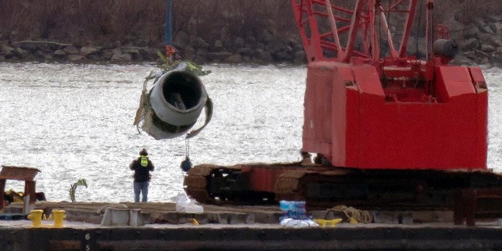 Recuperan los cuerpos de las 67 víctimas de la tragedia aérea en Washington D.C.