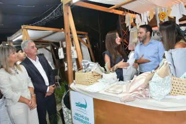 de recorrida.webp Anoche :El gobernador Valdés visitó la feria de emprendedoras del sello Hecho en Corrientes