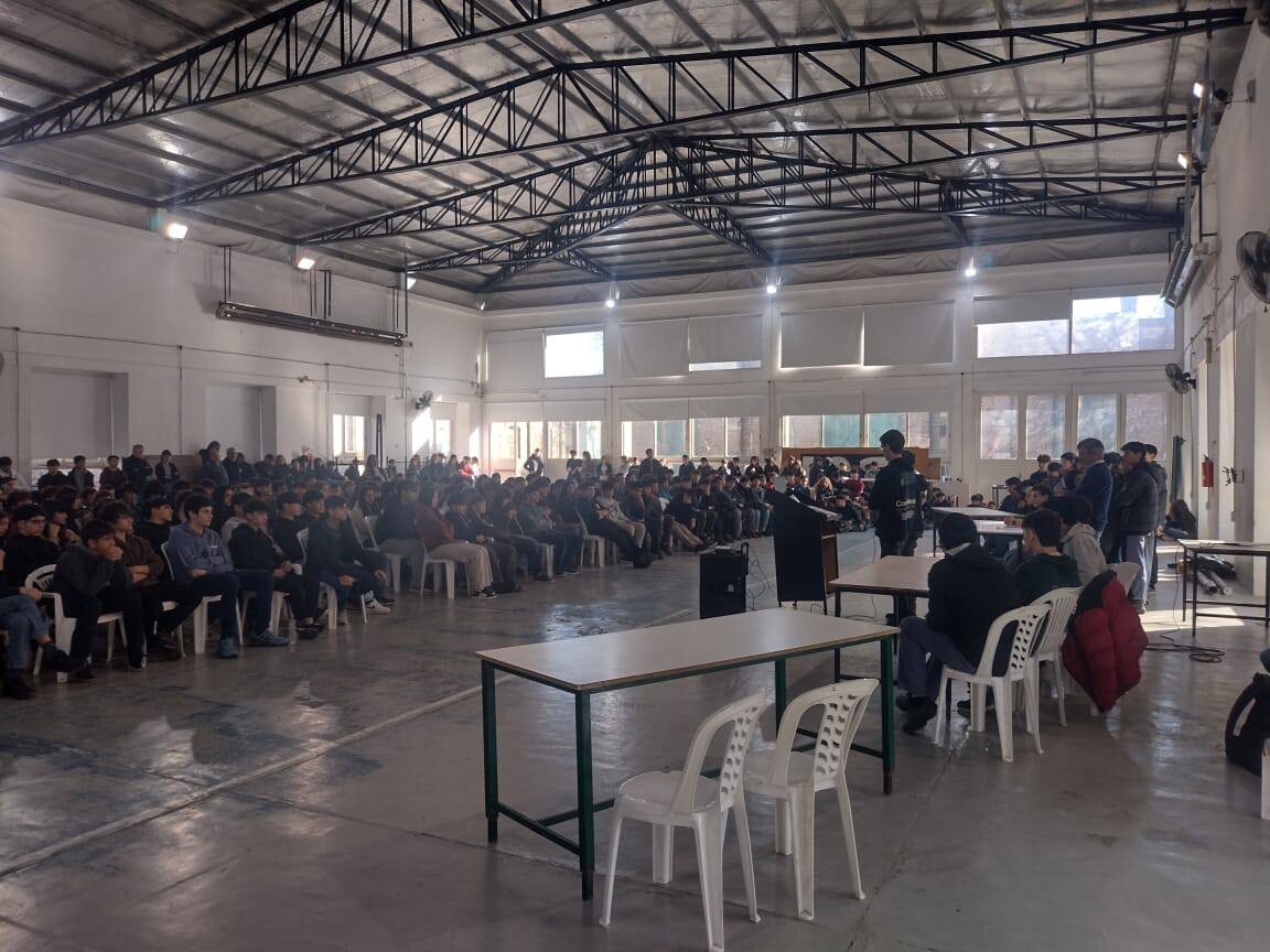 LOS JOVENES ESTUDIANTES DE BRAGADO LE DICEN «NO A MILEI»