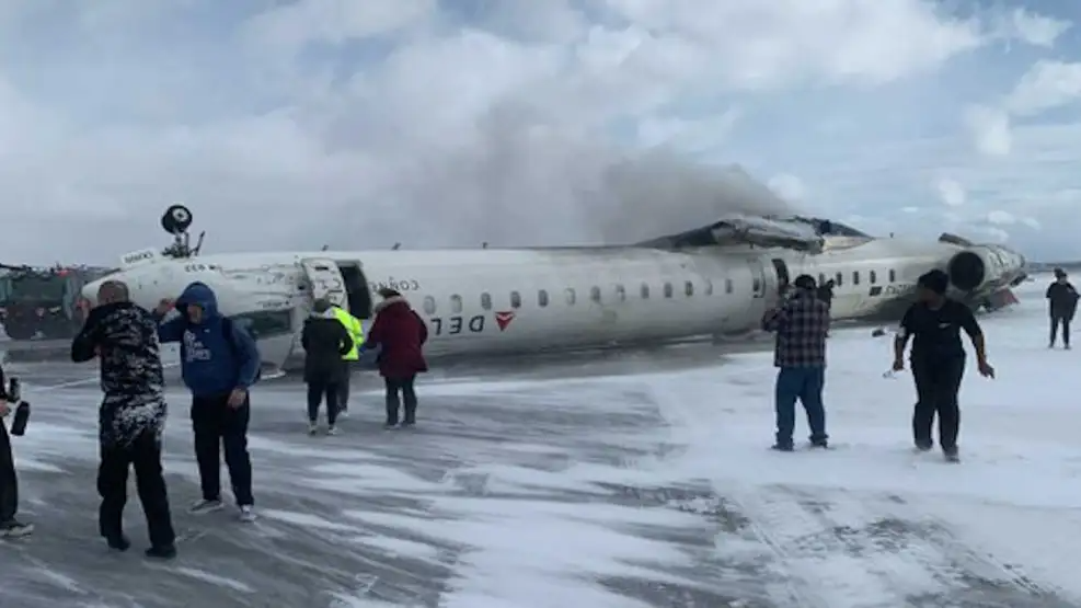 Un avión de Delta Airlines se estrelló al aterrizar en Toronto.