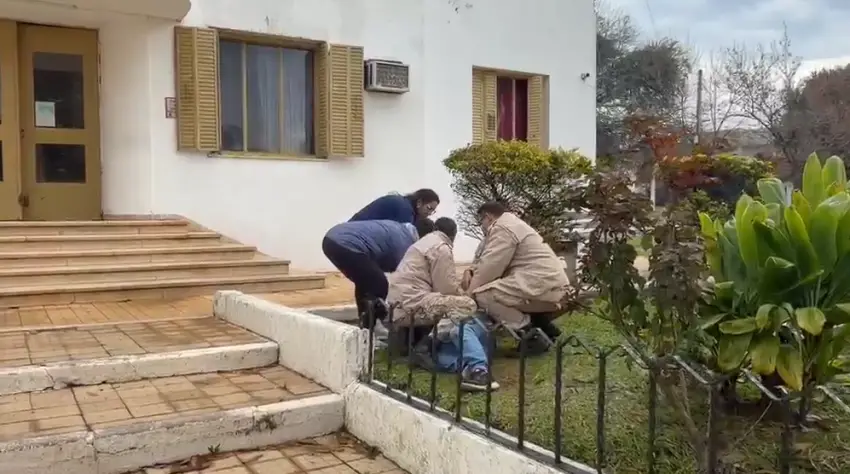 desacatado.webp Un hombre armado con un cuchillo generó tensión frente a Prefectura