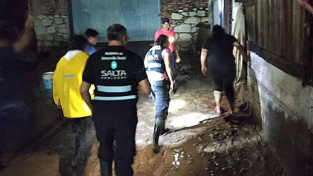 desarrollo-social-asistio-a-familias-de-la-merced-y-rosario-de-lerma-tras-las-intensas-lluvias