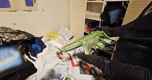 descarga (7).jpg Detuvieron en Caballito a un joven de 16 años que planificaba un tiroteo en su ex escuela: fusiles, molotovs y carta suicida