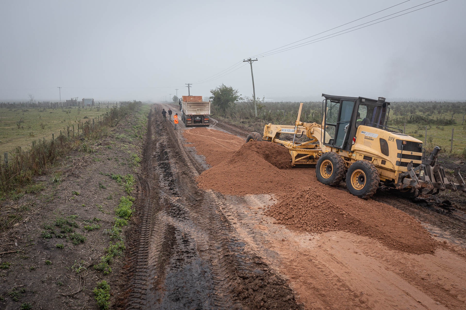Se realizan mejoras en caminos rurales del departamento San Salvador