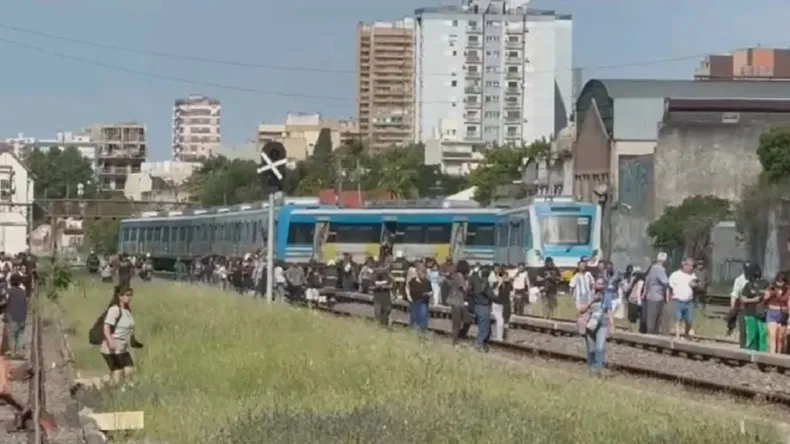 descarrilamient-sarmiento-11-11-25.webp ¿Por qué se descarriló el tren de la línea Sarmiento en la estación de Liniers?