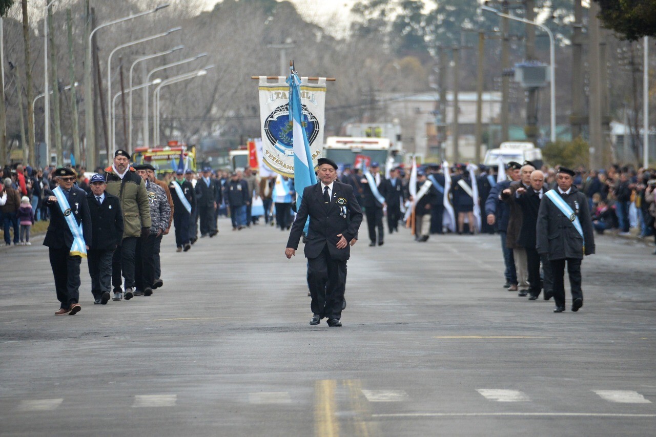 Una multitud acompañó el desfile patrio del 25 de Mayo en Tandil, que reunió a más de 120 instituciones de la ciudad