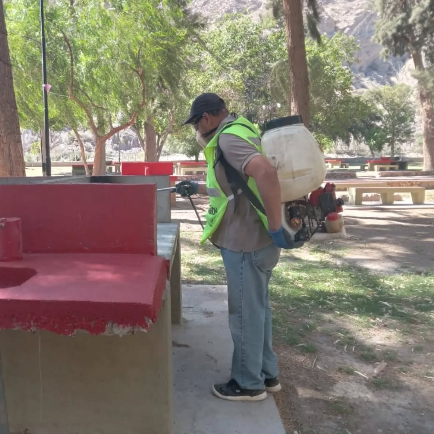 Rivadavia se prepara para el verano con trabajos de desinfección en el Camping Municipal.