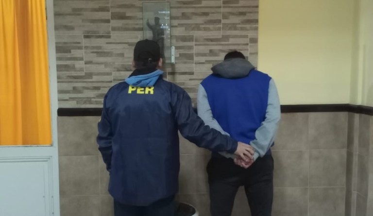 deteni.jpg Detienen a un violento que circulaba en su auto y baleó a un hombre: tenía un rifle modificado