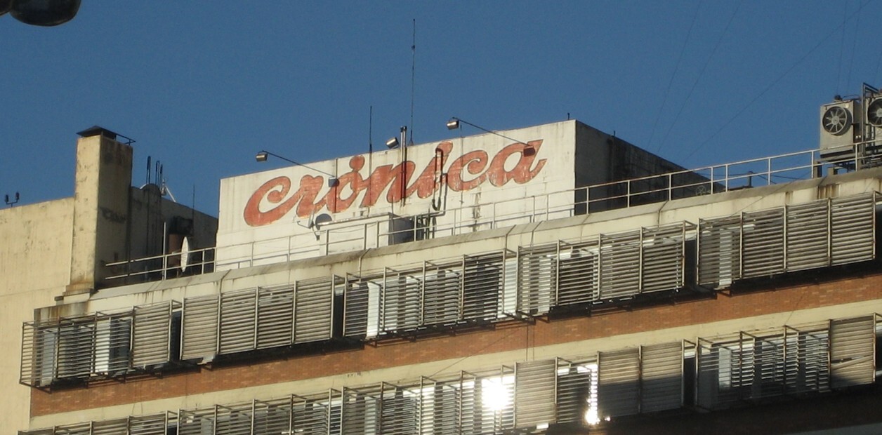 Periodistas con carné, sueldos bajos y libertad limitada