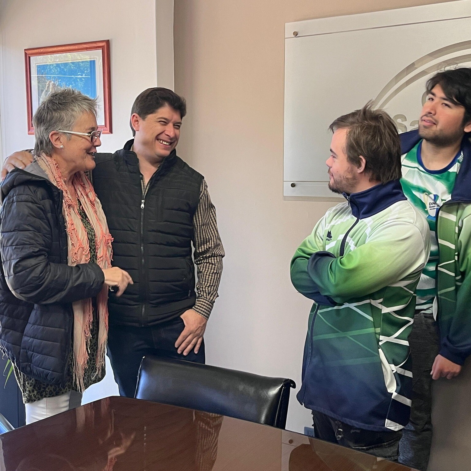 El intendente de Santa Lucia,Juan Jose Orrego recibio  a la Asociación Civil DINOS XV – Deporte Adaptado, con parte del equipo de Rugby  quienes próximamente viajarán al encuentro de Mix Ability a la provincia de Santa Fe.