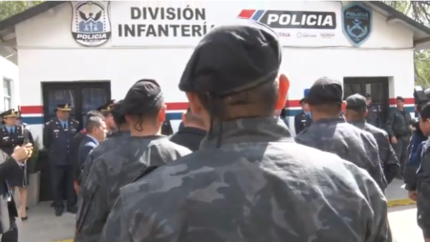 Orrego saludó a la Guardia de Infantería de la Policía de San Juan