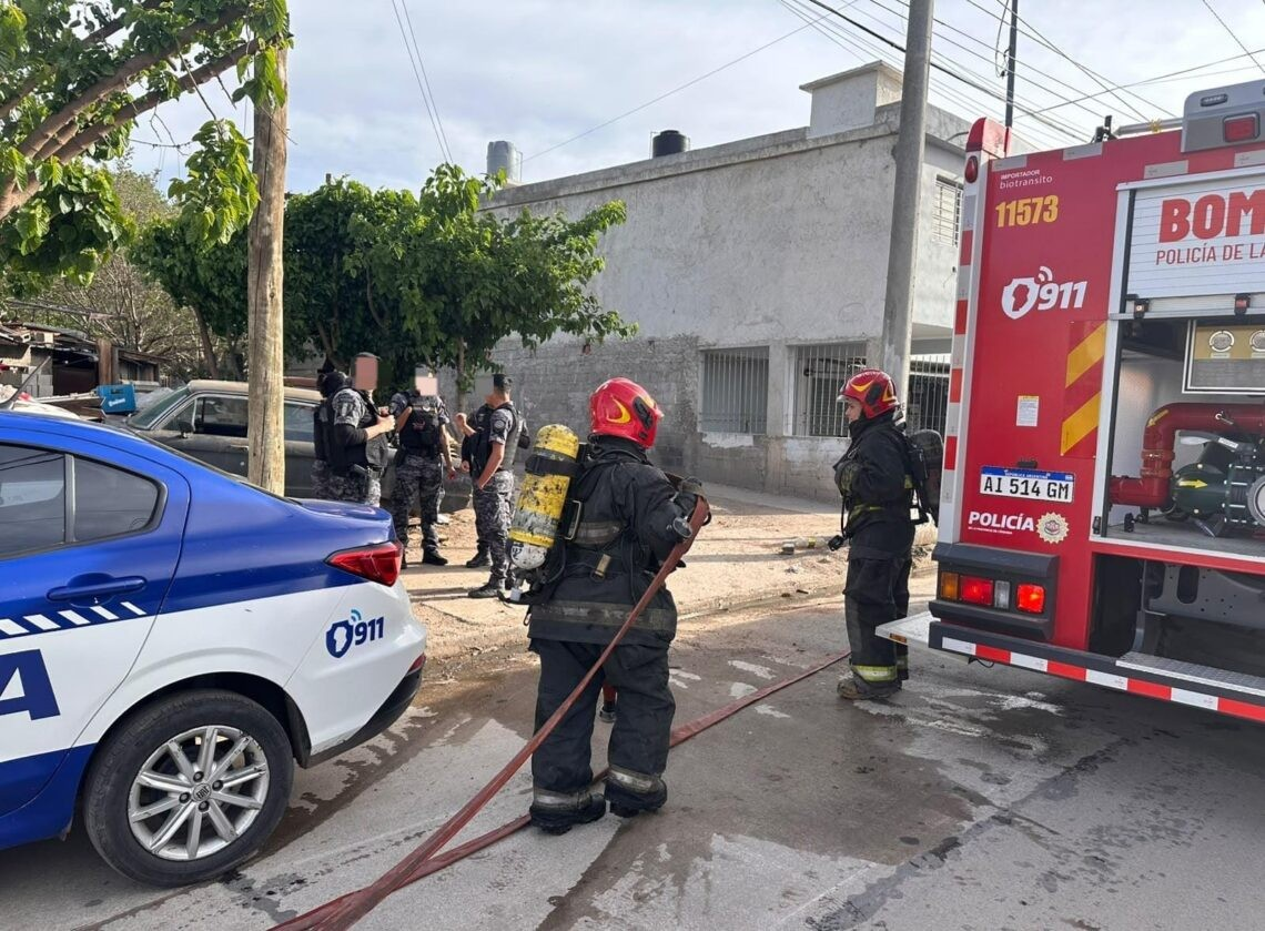 Rescataron a un perro durante el incendio de una vivienda en barrio Liceo