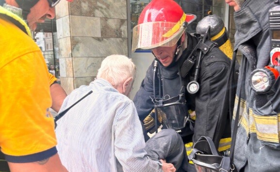e.jpg Córdoba: Incendio en Nueva córdoba, evacuaron a 30 personas y rescataron a dos perros
