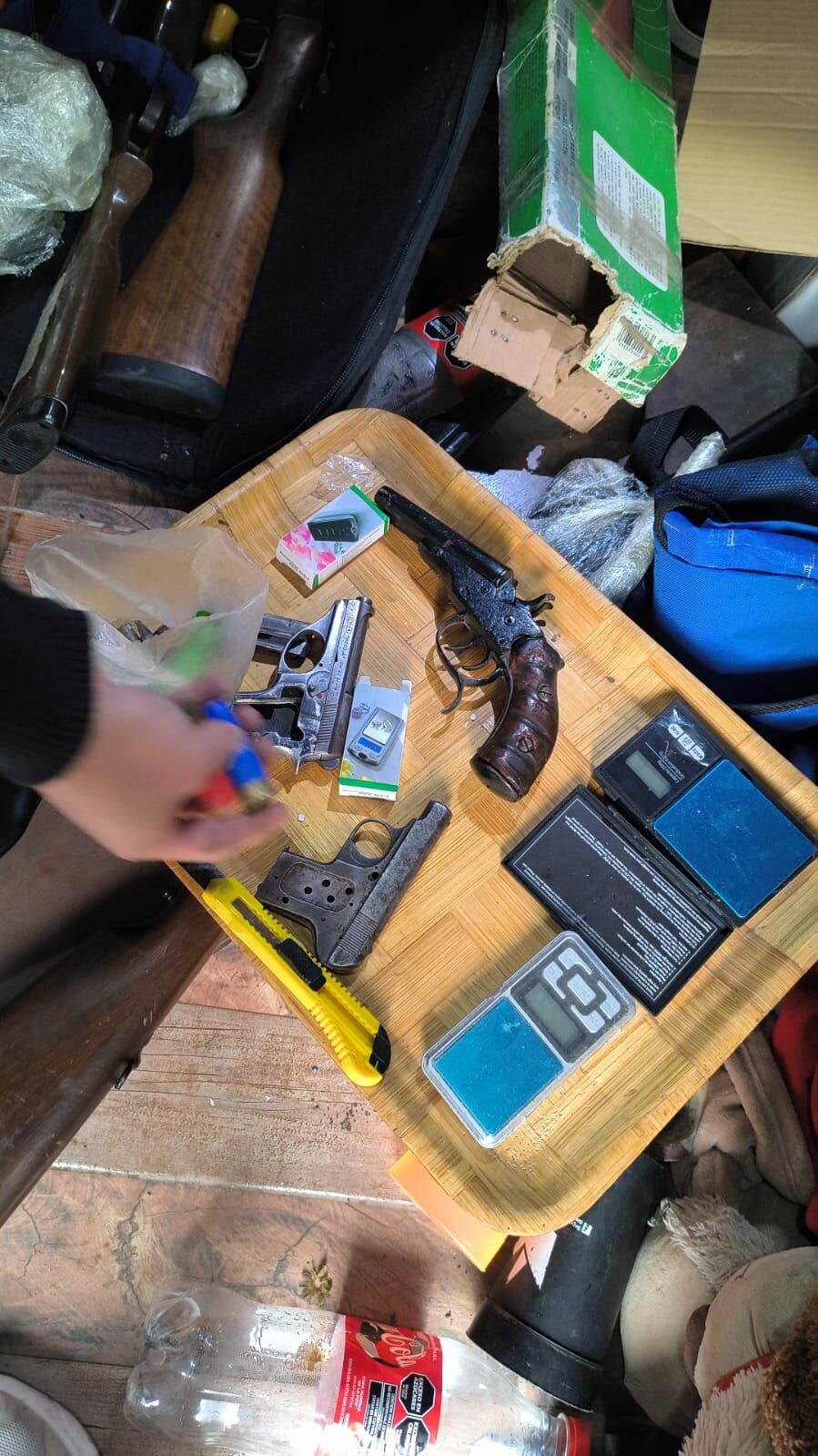 VILLA ÁNGELA: SECUESTRAN ARMAS Y UNA GRANADA ACTIVA EN UN ALLANAMIENTO POR AMENAZAS A UN COLEGIO