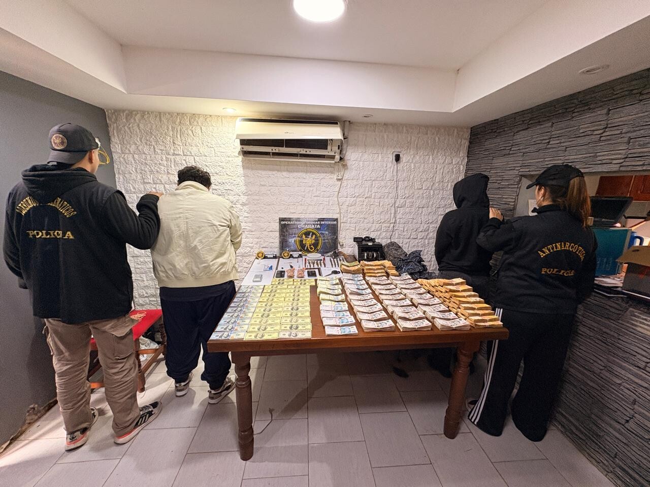 e84ca697-a74e-4d5d-9192-5a3a20bb1a9c.jpg IMPORTANTES ALLANAMIENTOS ANTIDROGAS CON SECUESTRO DE COCAÍNA, DINERO, ARMAS Y DÓLARES FALSOS