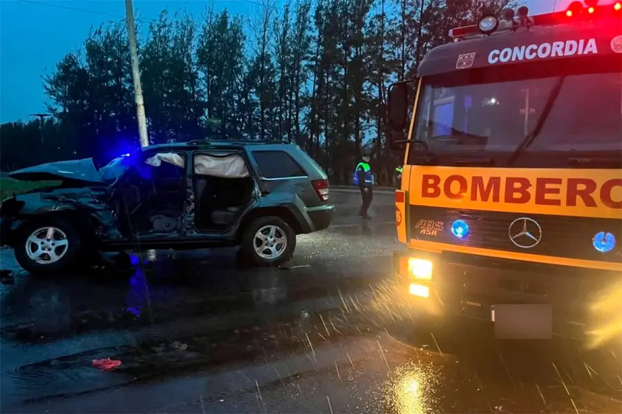 Conductor quedó atrapado entre los hierros tras violento choque entre camión y camioneta en Ruta 14