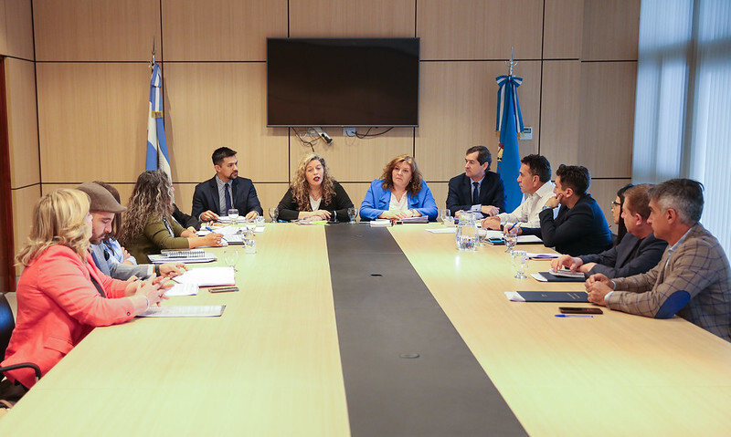 Con el objetivo de avanzar en el tratamiento del proyecto de Ley que propone la creación del Programa Provincial de Educación Emocional, los legisladores provinciales recibieron a la secretaria de Educación, Mariela Lueje y al director de Gabinetes Técnicos Interdisciplinarios de Educación, Luis Lucero.