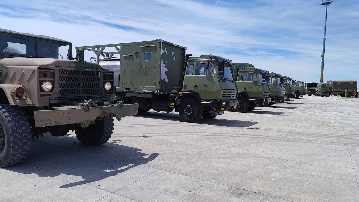 El Puerto de Comodoro y el Ejército Argentino evaluaron capacidad operativa para un futuro ejercicio militar  Un total de 80 hombres y 22 vehículos pertenecientes al Batallón Logístico 9 se desplegaron en el muelle de ultramar incluyendo medios de apoyo propios.  La Administración Portuaria del Puerto de Comodoro Rivadavia fue parte del Ejercicio Nivel Unidad de la Base de Apoyo Logístico «Comodoro Rivadavia» del Ejército Argentino junto a Prefectura Naval Argentina.  La actividad, realizada días pasados, incluyó el despliegue de medios logísticos y vehículos de combate mecanizados con el propósito de evaluar las instalaciones y capacidades del puerto mediante una operación logística específica en cuanto al transporte marítimo de vehículos de combate y equipamiento militar.  El procedimiento permitió evaluar en la práctica, los medios existentes en la terminal portuaria; los volúmenes de peso operables y la capacidad de maniobra de los vehículos de gran porte dentro de las instalaciones. Ochenta hombres y veintidós vehículos pertenecientes al Batallón Logístico 9 se desplegaron en el muelle de ultramar incluyendo medios de apoyo propios como camiones contenedores, cocina, duchas y potabilizadores de agua con el objetivo de evaluar eventuales procedimientos con equipos de este volumen dentro de la estructura del Puerto.  Se realizaron evaluaciones de peso y resistencia de la estructura, preparada por sus características para maniobras de envergadura. El ejercicio consistía en simular el transporte marítimo de doce vehículos de combate mecanizados desde buques de la Armada Argentina para su descarga y posterior traslado terrestre a la ciudad de Sarmiento. E inclusive, maniobrar sin entorpecer la operatoria habitual dada la autonomía que implica la utilización de los vehículos del Ejército que permiten operar durante tres días con relevo de personal y abastecimiento.  El ejercicio también incluyó una instancia administrativa y de seguridad que involucró a personal de Prefectura Naval en cuanto a la documentación de vehículos, seguros y la documentación de ingreso al Puerto. La actividad forma parte de la preparación para un ejercicio de mayor magnitud que se realizará en abril del 2026 en la zona de Sarmiento con la participación de las unidades dependientes del Comando de Brigada Mecanizada IX, como también de la Armada Argentina.