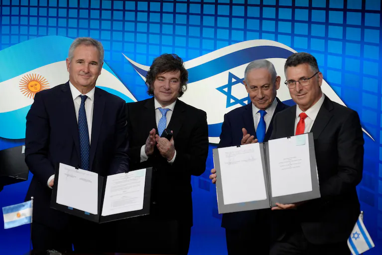 en-su-gira-por-israel-javier-milei-firmo-una-serie-de-acuerdos-con-benjamin-netanyahu-en-materia-de-seguridad-inteligencia-artificial-y-logistica-foto-presidencia-E27ZS7UIYREYVFF6UHOABDU3RQ.webp