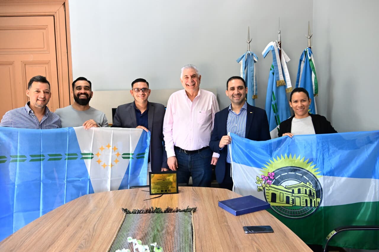 Jofré recibió a un joven emprendedor que produce carbón vegetal en Formosa