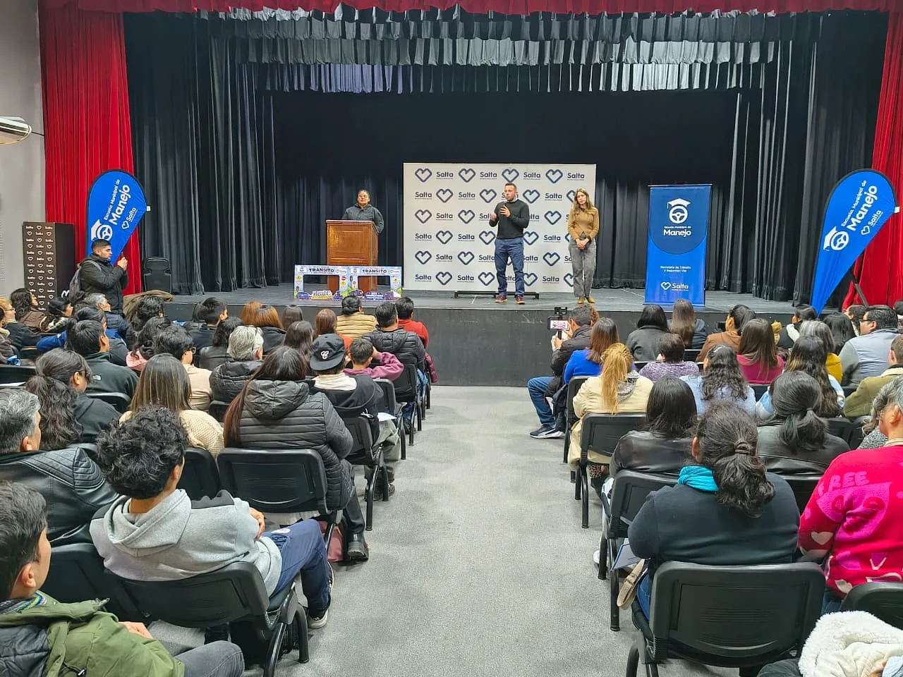 Cerca de 200 alumnos recibieron sus certificados de la Escuela Municipal de Manejo