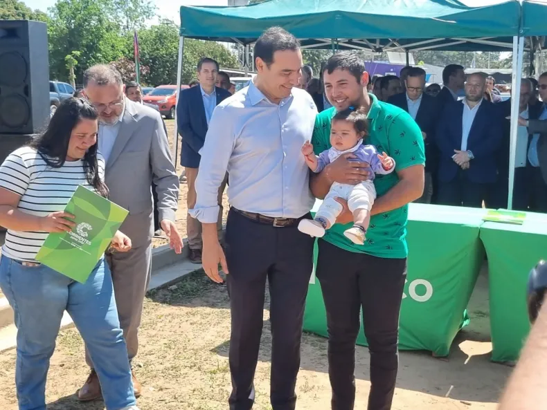 entregas carpetas.webp Valdés entregó viviendas e inauguró cajeros y cordón cuneta en Ramada Paso