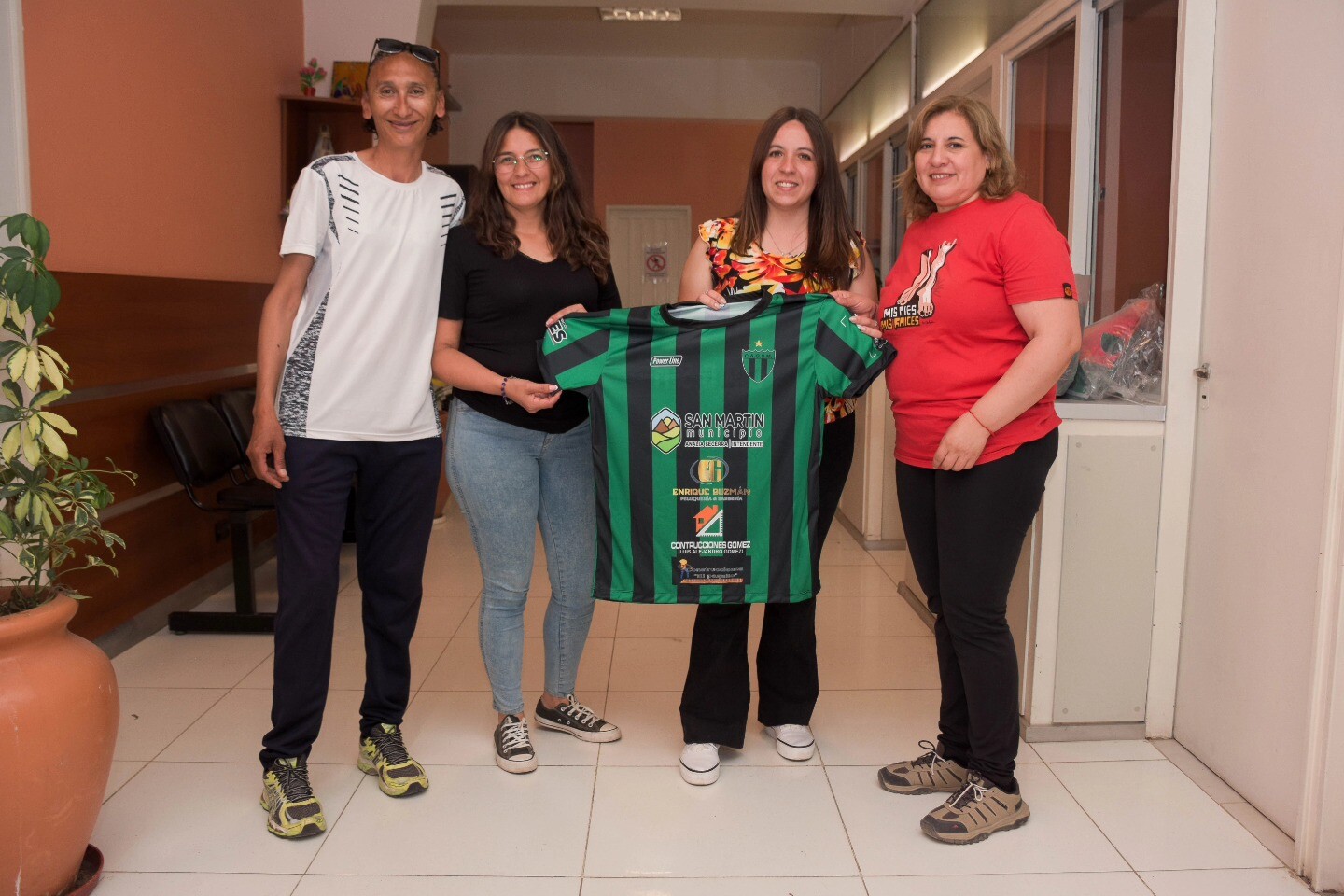 La Municipalidad de San Martín, a través del área de deportes, entregó camisetas y botiquines a todos los clubes del departamento.
