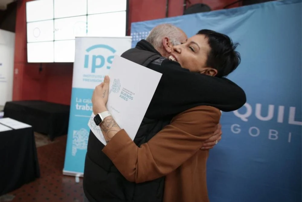 Mayra Mendoza entregó resoluciones a jubilados del IPS