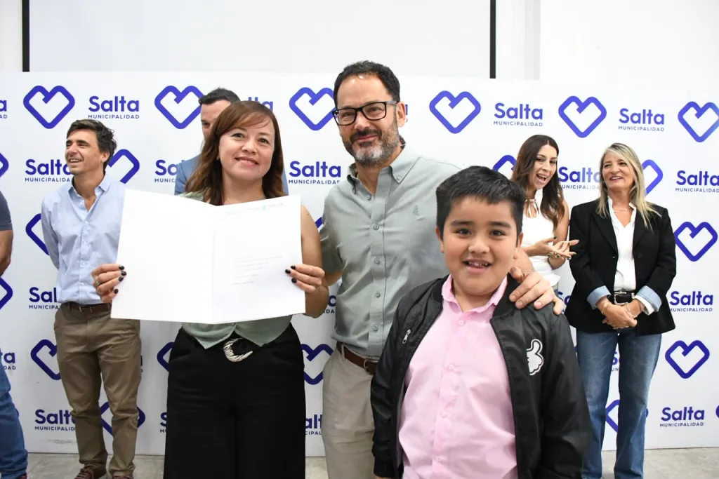 Más de 70 familias recibieron las escrituras de sus terrenos en la ciudad de salta
