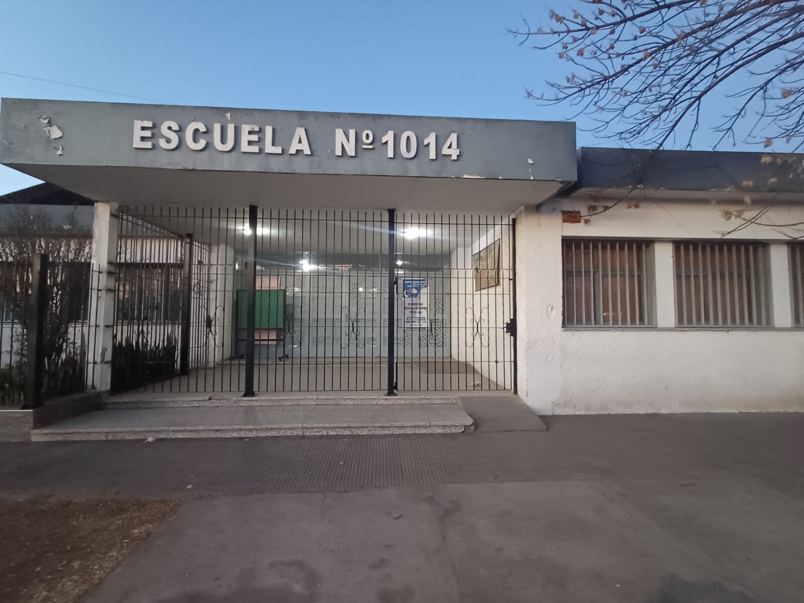 escuela-1014.jpg Convocan a una marcha en Fray Luis Beltrán tras las amenazas en la Escuela 1014