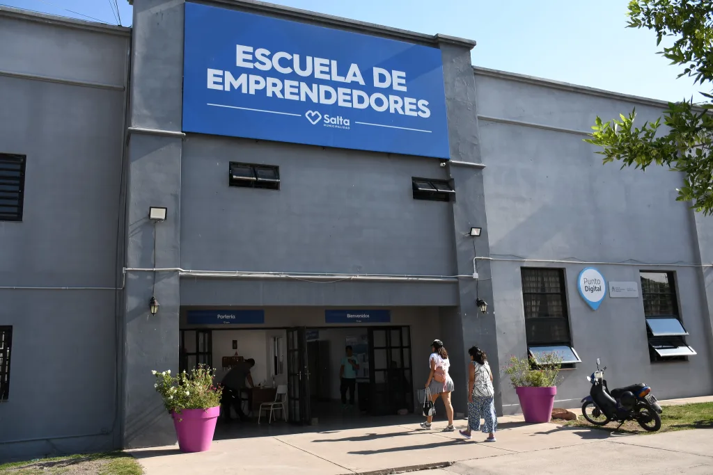 escueladeemprendedores1-1024x683.webp Abrieron las pre-inscripciones para el ciclo lectivo 2025 en la Escuela de Emprendedores
