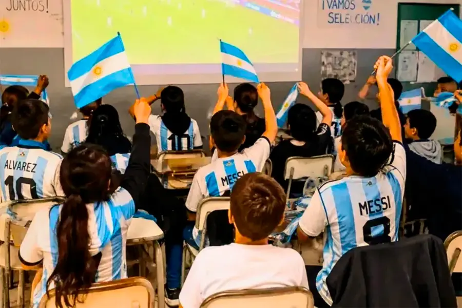 Buena noticia para los «gurises» y docentes…Las escuelas entrerrianas podrán pasar los partidos de Argentina en el Mundial Buena noticia para los «gurises» y docentes…Las escuelas entrerrianas podrán pasar los partidos de Argentina en el Mundial