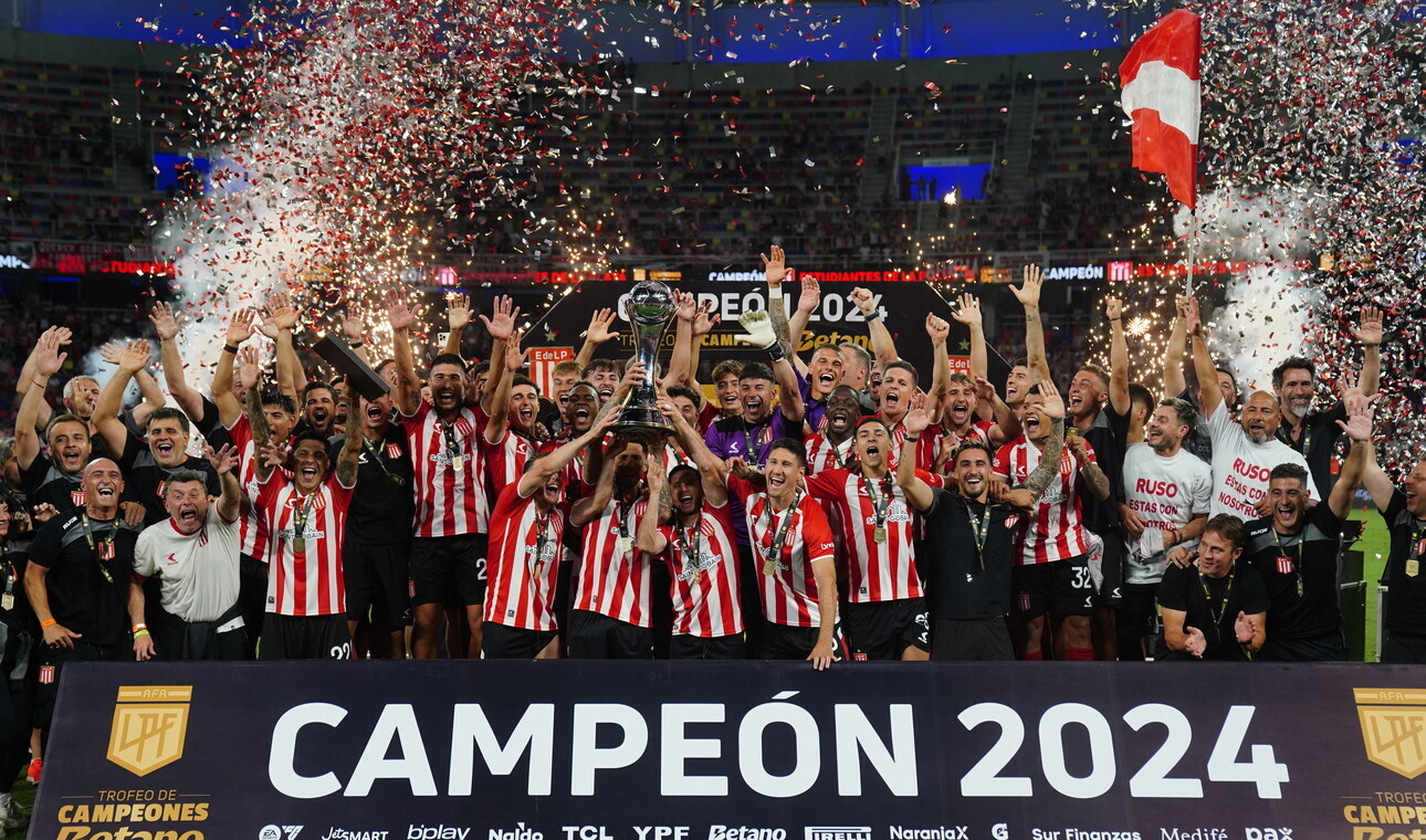 Estudiantes goleó a Vélez y se quedó con el Trofeo de Campeones