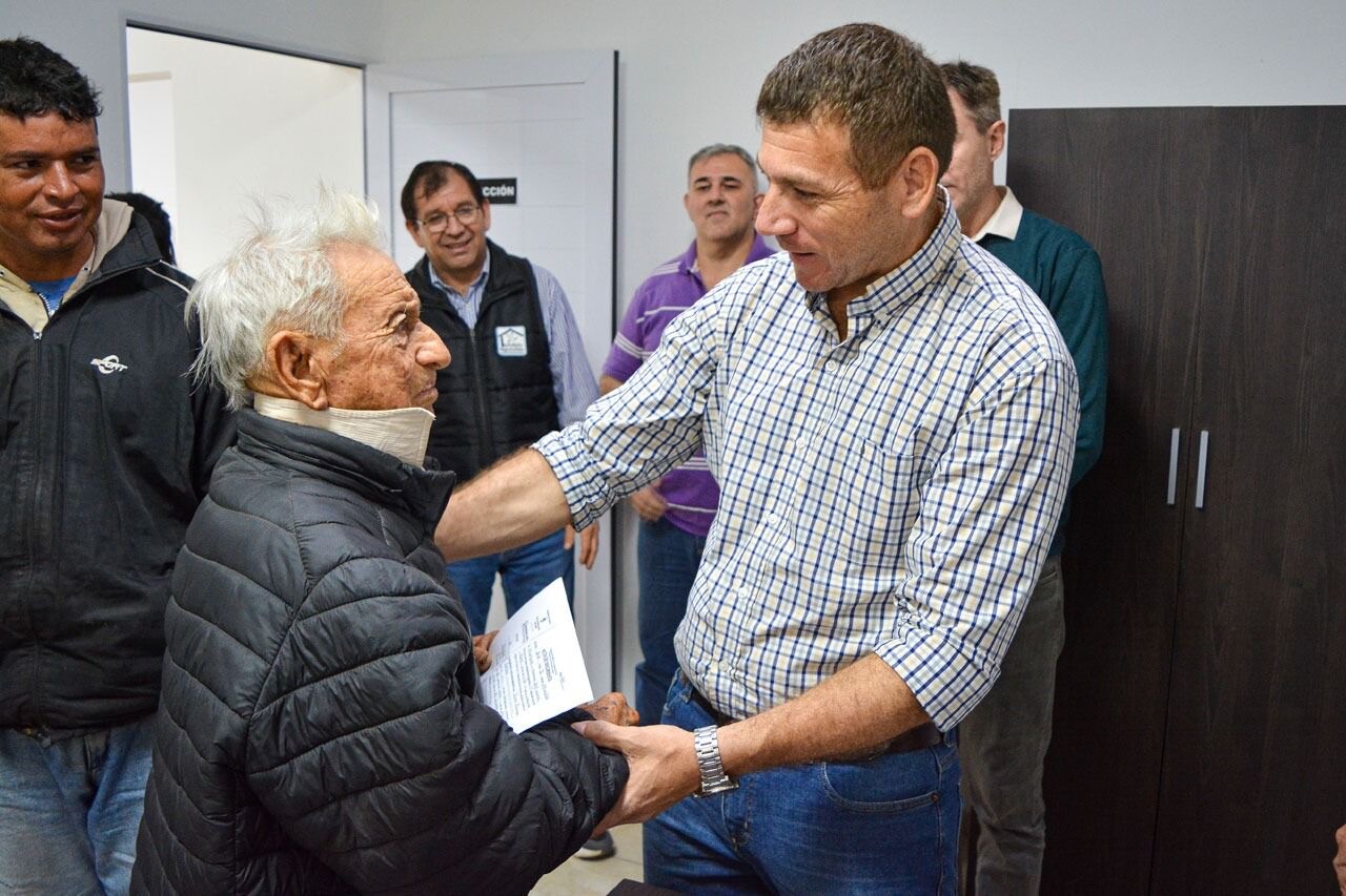 MÁS DE 580 DNI LLEGARÁN A FAMILIAS DE EL IMPENETRABLE: JUAN, A SUS 90 AÑOS, RECIBIÓ POR PRIMERA VEZ SU DOCUMENTO
