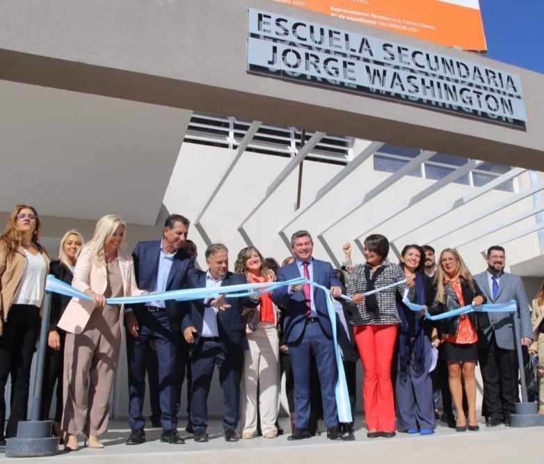 f4debfdaad264477ab121022a494dde3_L.jpg El gobernador Marcelo Orrego inauguró dos establecimientos educativos en Pocito