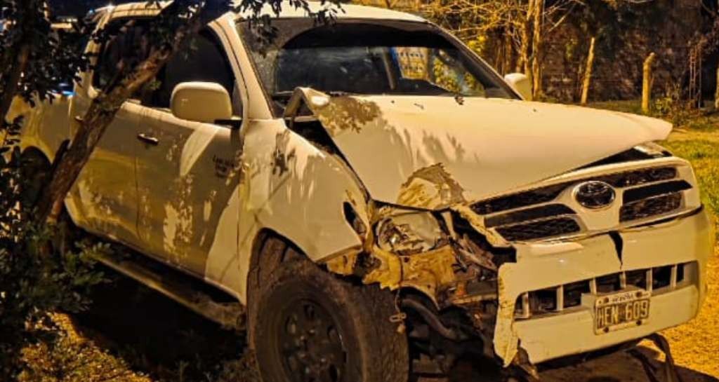 f55e58f9-0aff-49f8-a970-0ba17397e1a7.jpg En Las Toscas, “Un árbol se le cruzó en el camino a la camioneta”, el chofer NO pudo hacer nada y lo atropelló…