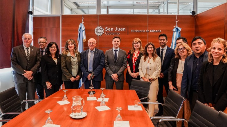 Con el objetivo de ampliar el acceso a la educación técnica universitaria y fortalecer la empleabilidad en zonas estratégicas para la minería, el Gobierno de San Juan firmó actas complementarias con la UNSJ y la UCC